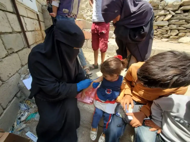 تدشين العربة الطبية المتنقلة ضمن مشروع الاستجابة الطارئة لتفشي الحصبة في مديرية الشعيب بالضالع