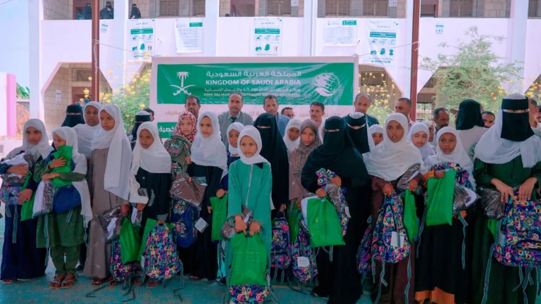 مركز الملك سلمان للإغاثة يدشن توزيع المستلزمات التعليمية للطلاب النازحين والمجتمع المضيف في محافظة أبين