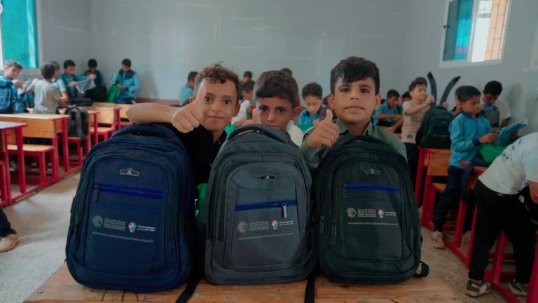 مركز الملك سلمان يدشّن توزيع المستلزمات التعليمية للأطفال النازحين والمجتمع المضيف في مديرتي المخا وموزع