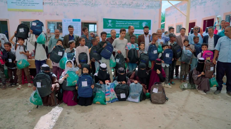 توزيع المستلزمات التعليمية للأطفال النازحين والمجتمع المضيف في محافظة الضالع بتمويل مركز الملك سلمان للإغاثة