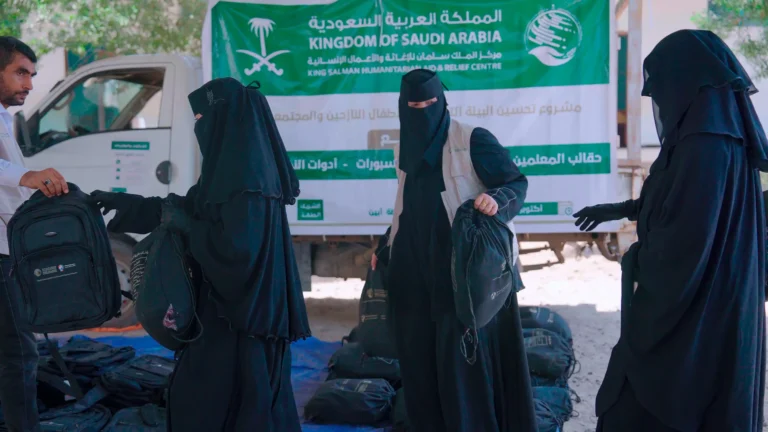 توزيع الحقائب المهنية للمعلمين والسبورات وحقائب النظافة للمدارس  بمحافظتي لحج وأبين