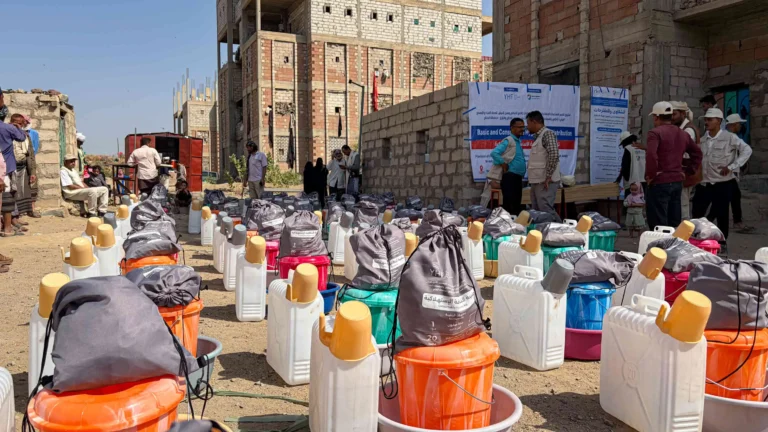 بدعم من صندوق التمويل الإنساني في اليمن.. ديفرستي توزّع  حقائب نظافة اساسية واستهلاكية في الضالع